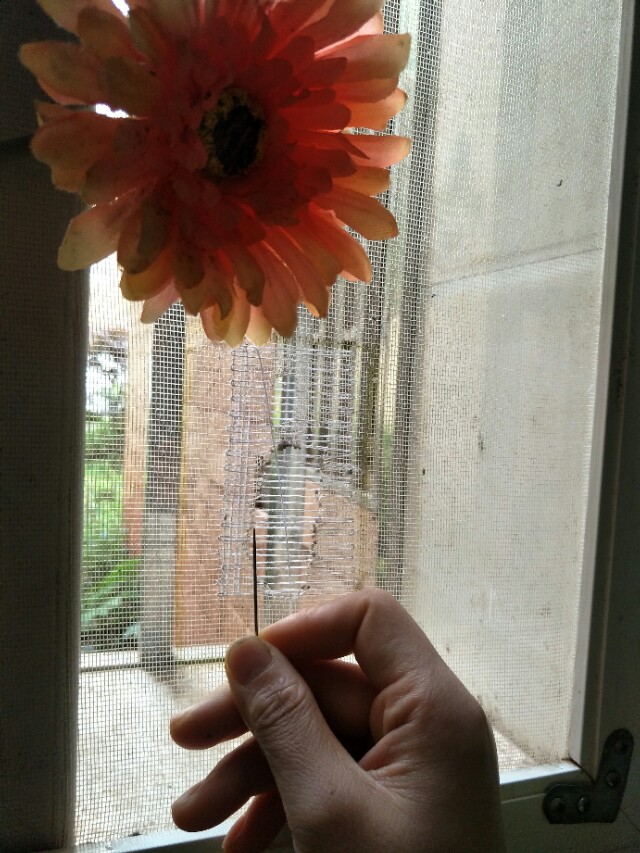 纱窗破了个小洞怎么办？不用换新的，一分钟教会您修补纱窗破洞。