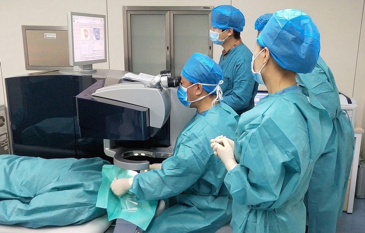 近视手术常见后遗症真相原来如此,近视手术后你后悔了吗