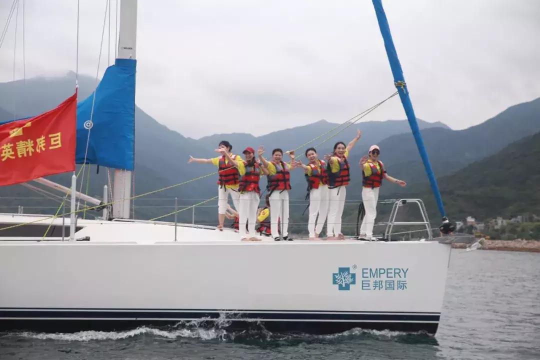 巨邦快乐集结号丨看见了，其中一艘游艇上，是我们的船长大舅哥