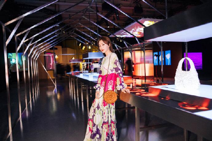 铆钉尖头鞋华伦天奴,华伦天奴高跟鞋铆钉穿搭