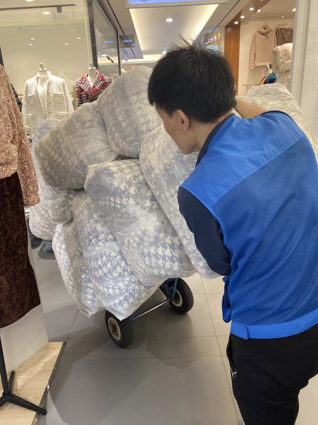 00后靠卖衣服三个月赚了一百万,中国小伙卖衣服赚6000