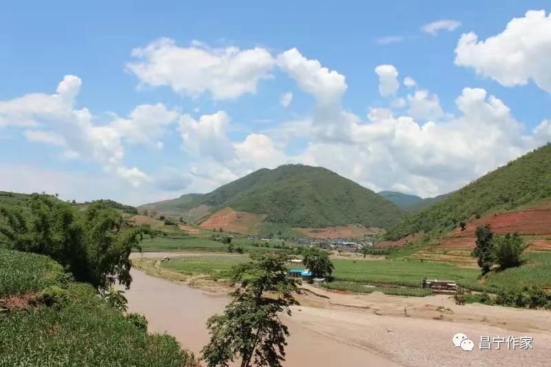 遗落在草原上的历史遗痕,历史长河中留下的古道痕迹