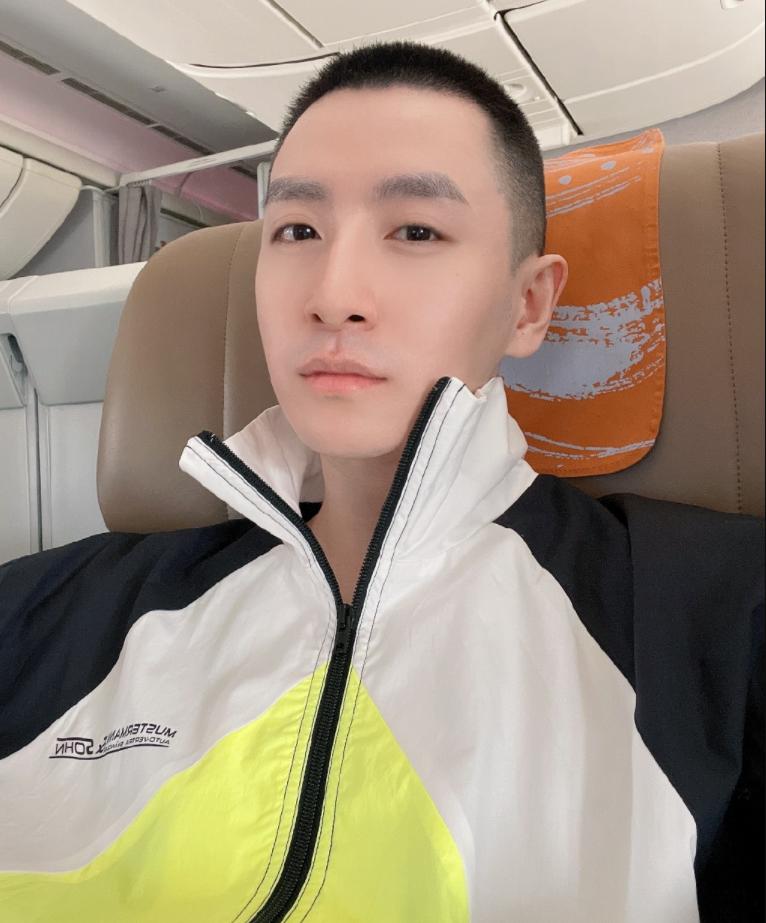 赵丽颖一袭金色星光渐变裙出镜,赵丽颖穿白色裙子亮相代言