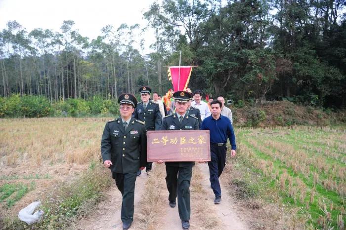 北流三等功现役军人送喜报,喜报我县两名现役军人荣获三等功