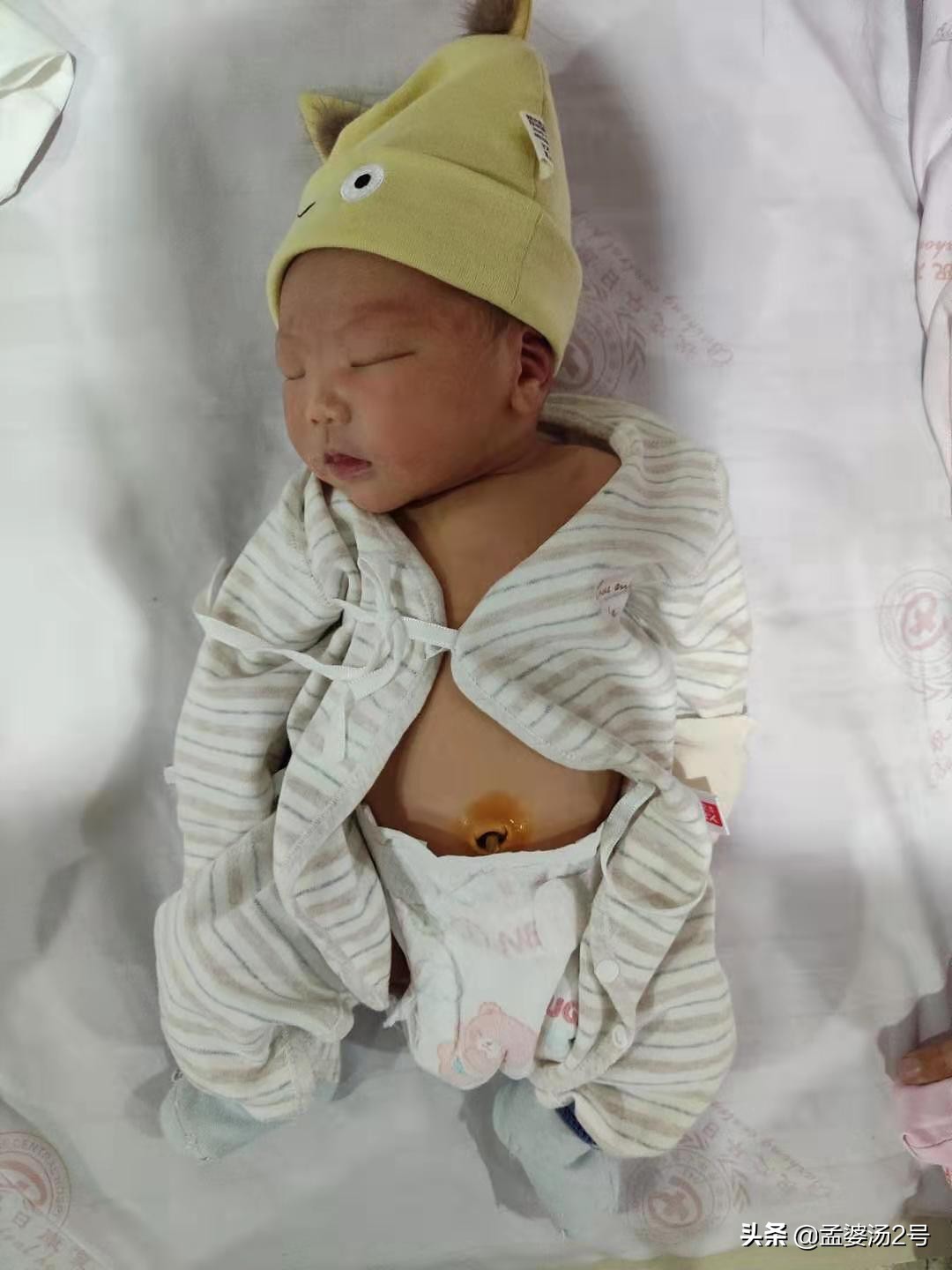 新生儿的各种怪异举动,新生儿在月子里