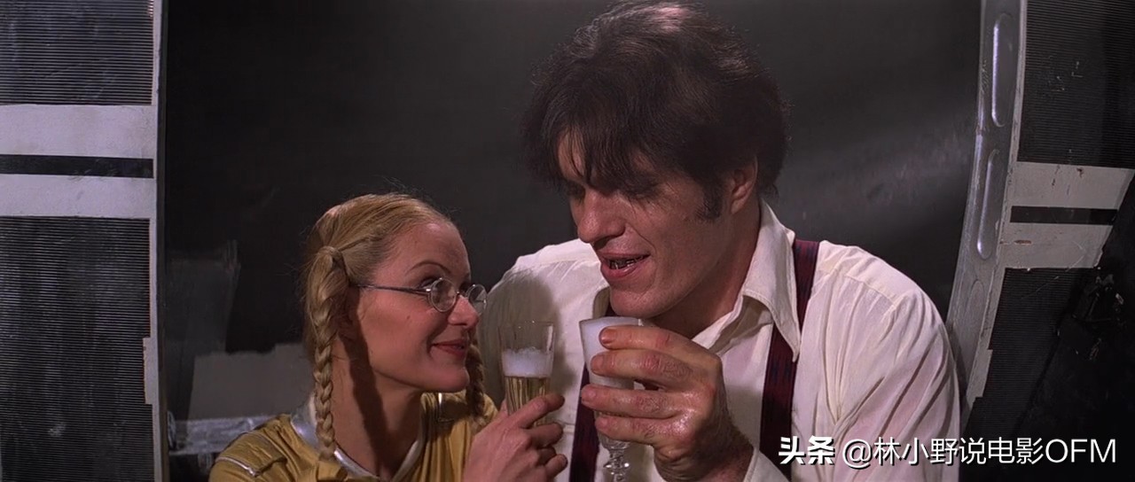 007大钢牙视频,007大钢牙咬死鲨鱼