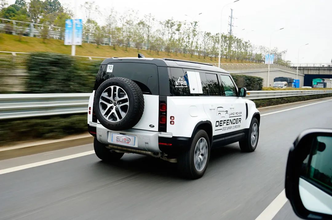 试驾路虎全新卫士,路虎卫士110p400x和暗黑特别版区别