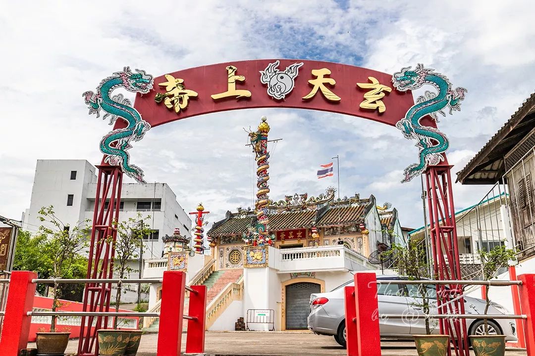 在泰国的“宝石之都”，珠宝街像菜市场，宝石摆地摊上出售