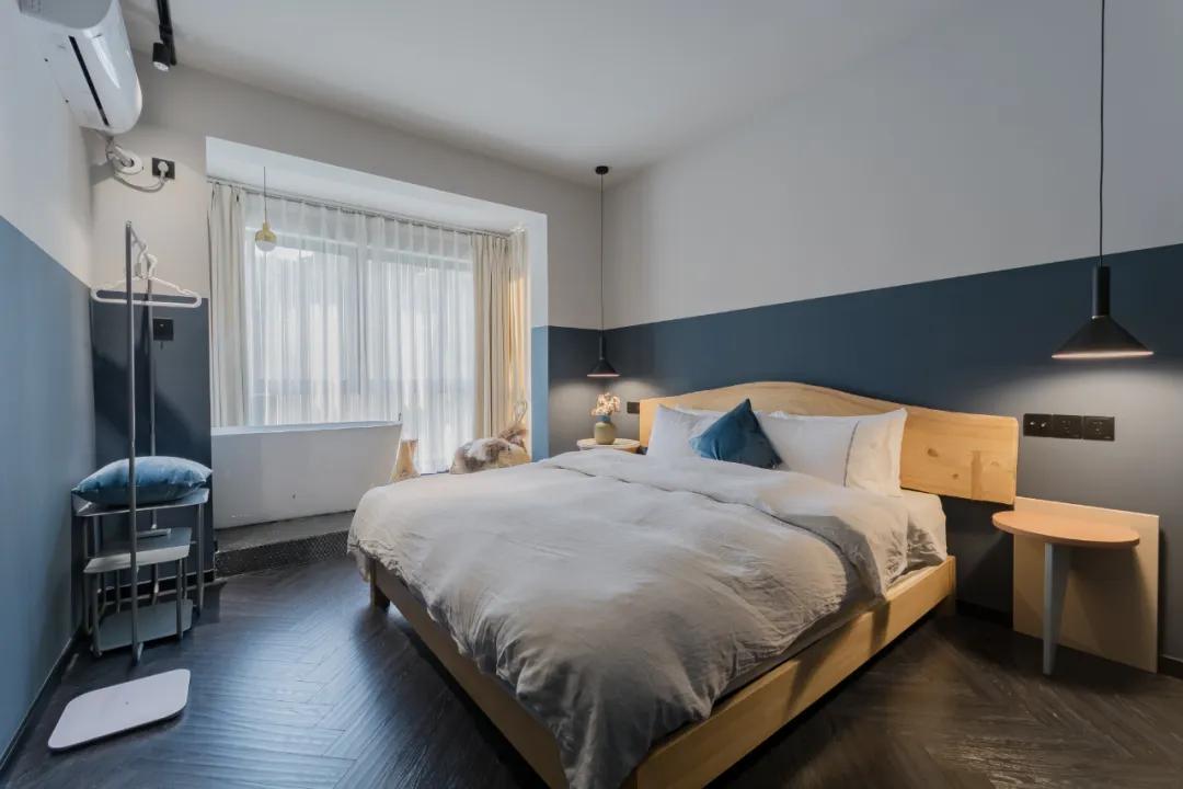 带阳台的卧室就这样装真的别犹豫,带阳台的卧室窗帘怎么装实用好看