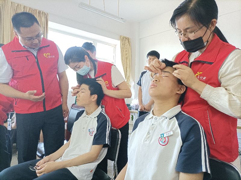 “关注普遍的眼健康”易九公益全国爱眼日走进滁州儒林外国语学校