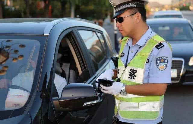 想临时停车却没有车位怎么办？老司机教你3个技巧，或能免贴罚单