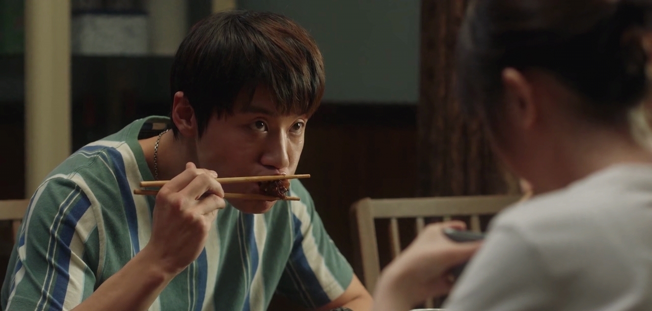 “干啥啥不行，助推第一名”的陈旭，却是全剧中最有智慧的小人物