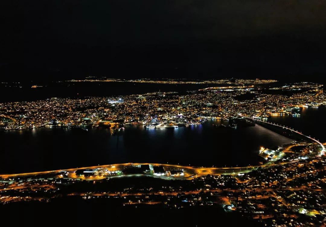 王霜在巴黎踢球的视频,王霜青岛合影