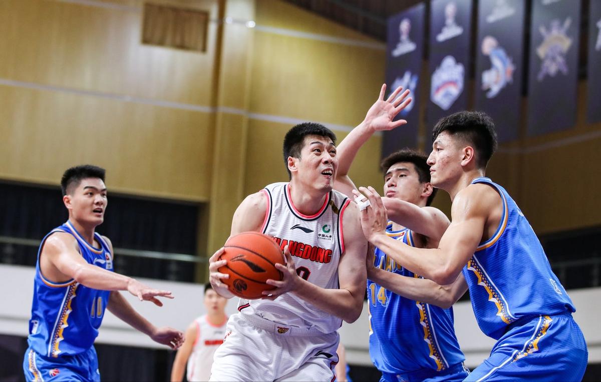 声望不及大哥，地位不如周队，粉丝比黑白少，凭什么他拿得最多？