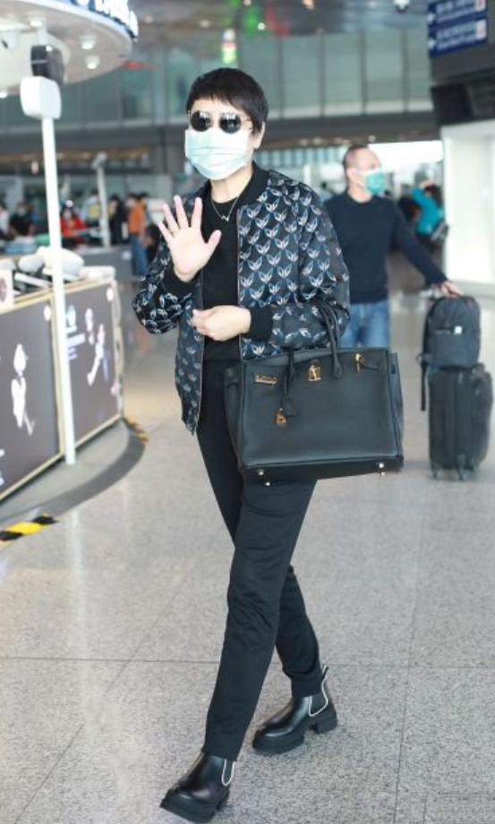 57岁张凯丽穿什么,张凯丽穿蓝色夹克