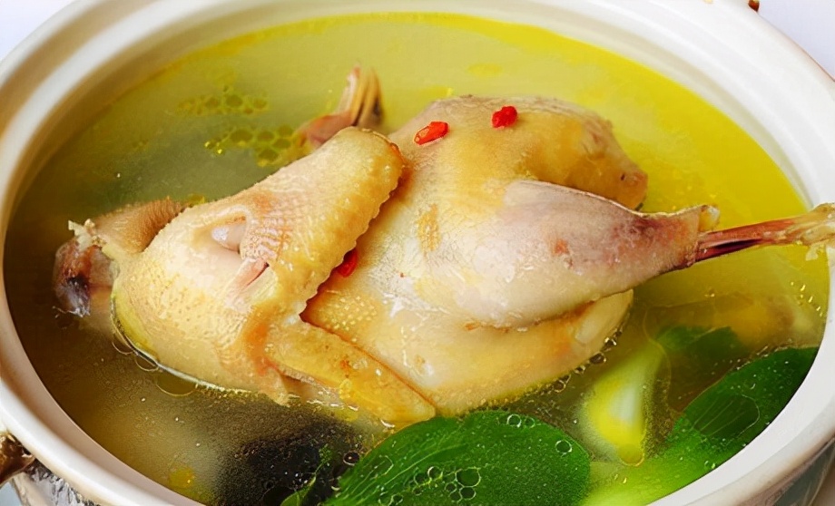 杀鸡时看到鸡皮有疙瘩怎么回事,杀鸡肚子里黄油留着还是扔了