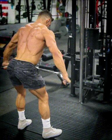 怎么通过穿衣矫正高低肩,如何练就一个好看的宽肩