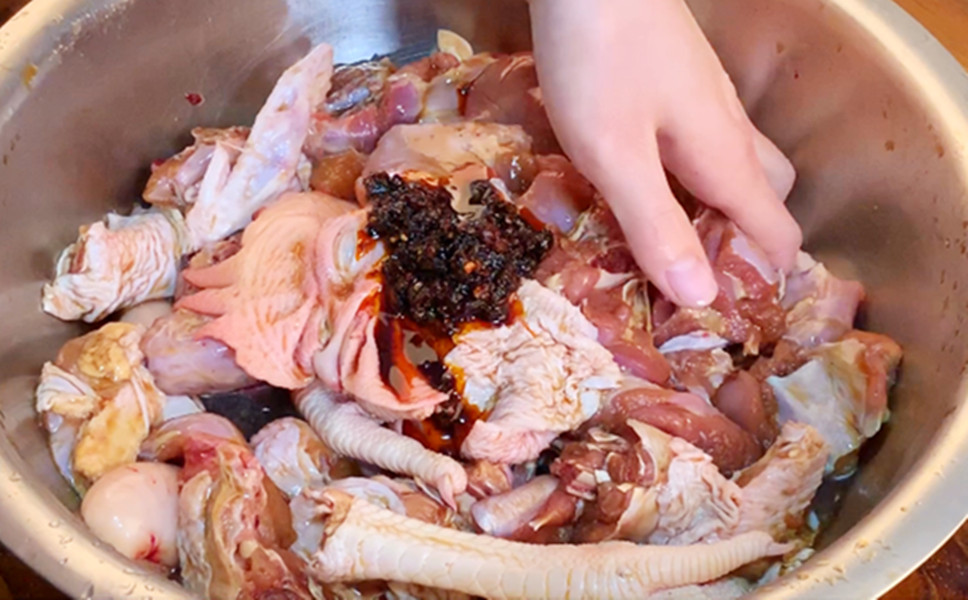 炖鸡时先焯水还是直接炖都不对,炖鸡汤时有人焯水