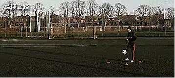 罗纳尔迪尼奥30米高停球,足球教学停球高空球