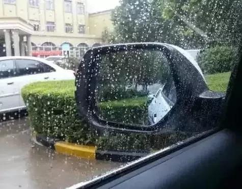 下雨天怎么能让后视镜不模糊,车子后视镜下雨天模糊