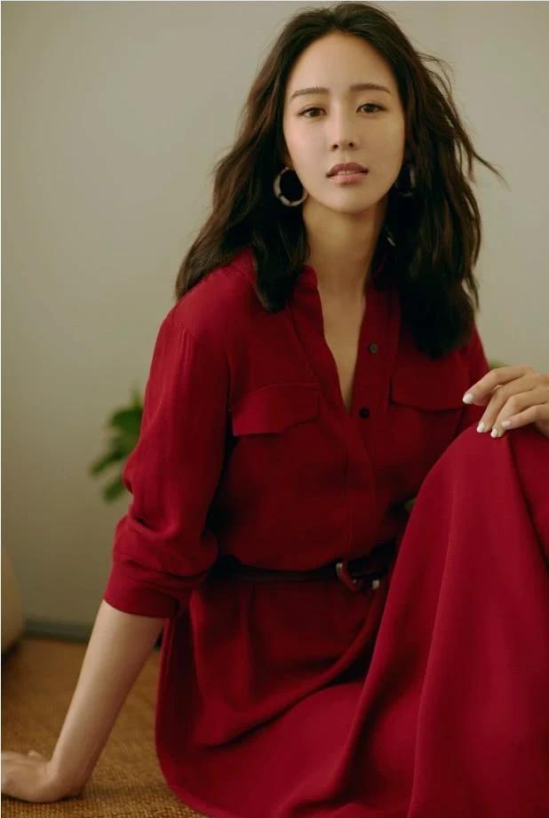 张钧甯为显得腿长，还穿了“树枝鞋”，脚这样挤不怕变形吗？