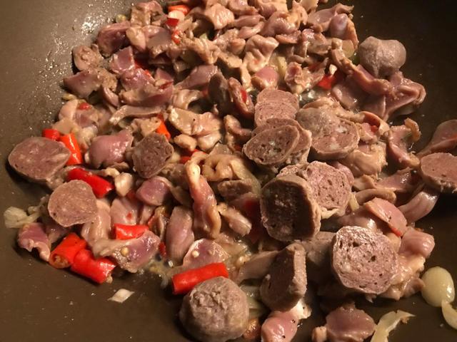 干煸鸡胗香脆可口一点腥味都没有,炒鸡胗不辣做法