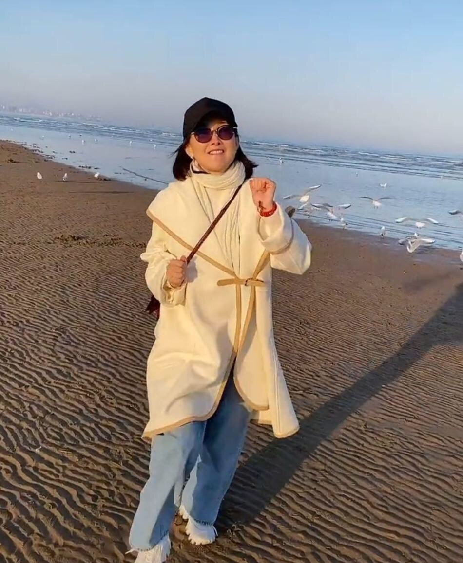 45岁牛莉出席活动大秀好身材,45岁牛莉素颜出行