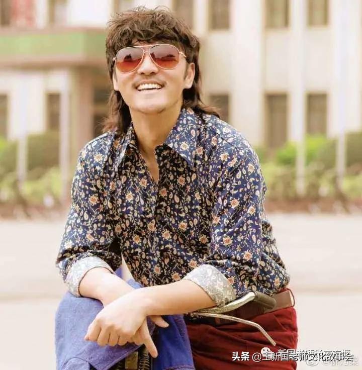 这位同学：你的褂子破了！以前穿衣破了缝好，现在不破也得弄破