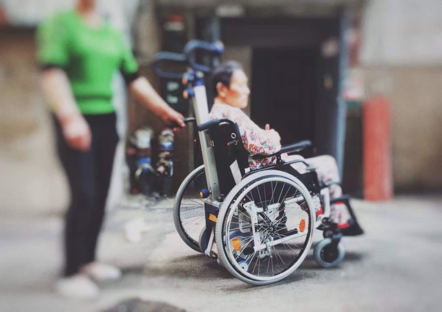 全自动爬楼轮椅价格,新型可爬楼式轮椅