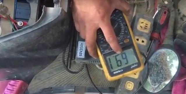 万用表怎么测量电动车充电器电流,钳形万用表测电动车电流