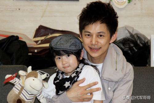 与何炅上演摸脸杀,何炅被人摸脸视频