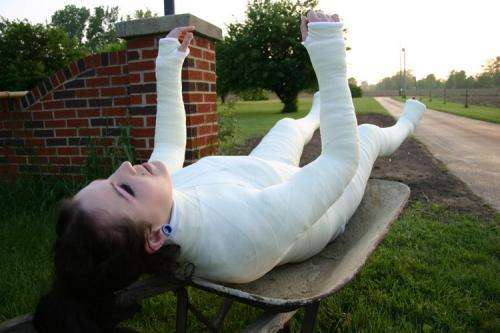 打了石膏要怎么脱衣服,打了石膏想洗澡如何保持石膏干燥