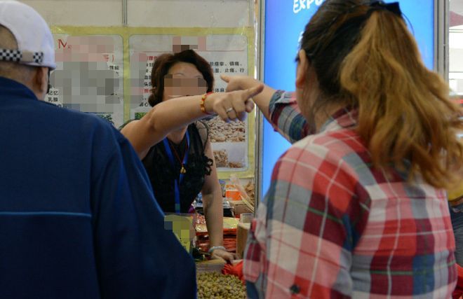 楼下邻居敲门说我们家太吵,楼下说我家太吵砸门怎么办