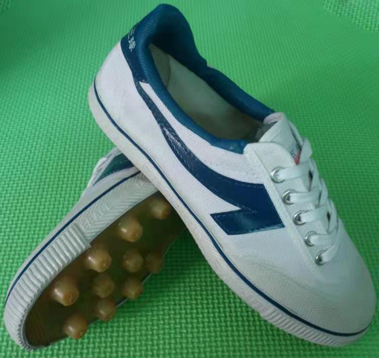 应该怎么选择耐克足球鞋,阿迪和耐克足球鞋哪个适合宽脚