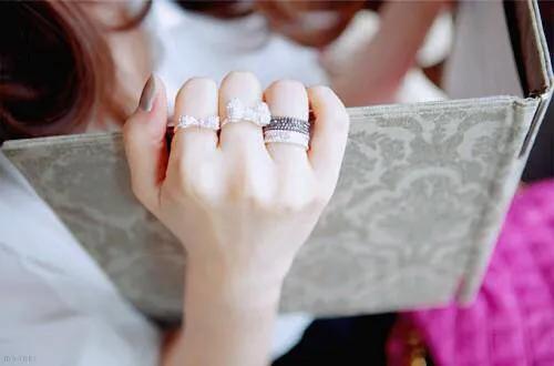 女生喜欢tfboys送什么礼物好,女生最喜欢的礼物不踩雷