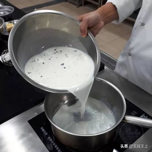 不用出门自己在家做蛋糕,不能出门就自己做了一个蛋糕