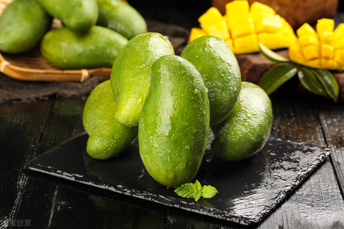 青芒果里边是黄的脆的可以吃吗,青芒果硬的能直接吃吗