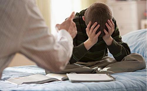 熊孩子不听话闯了大祸后悔,熊孩子不听话就得教训