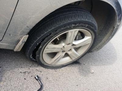 为什么我的车胎老被扎,车胎缺气怎么回事