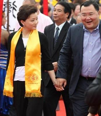 辞去央视工作赴美学习，投奔凤凰卫视，今身价70亿一个包包13万