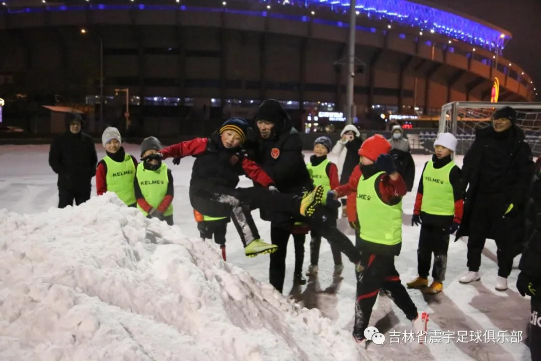 雪地快乐踢球,冰天雪地足球