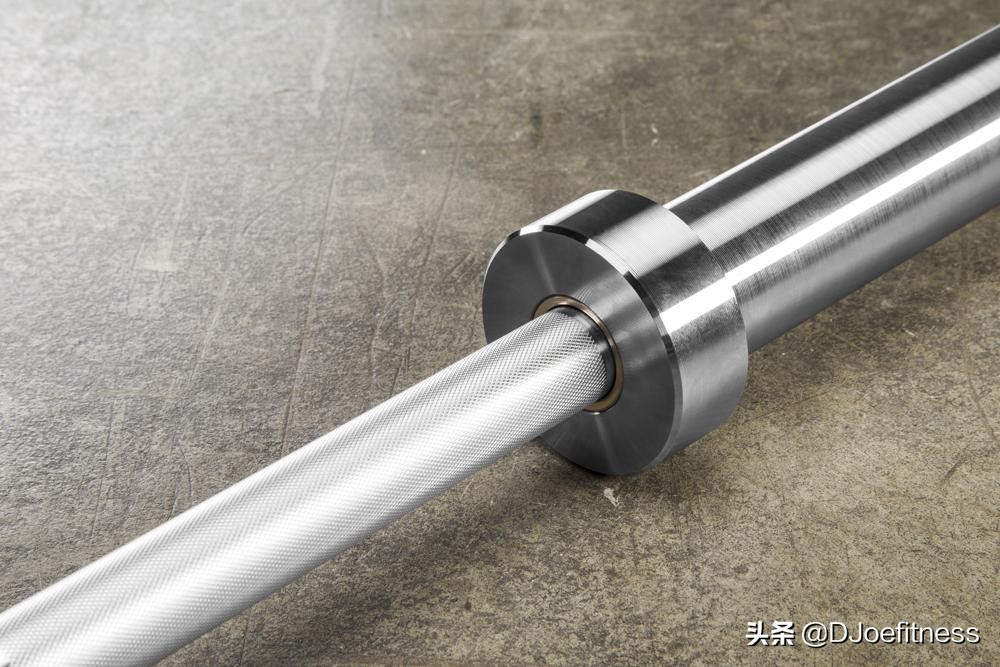 在健身房里练杠铃哑铃的正确动作,健身器械是练习轻的还是重的