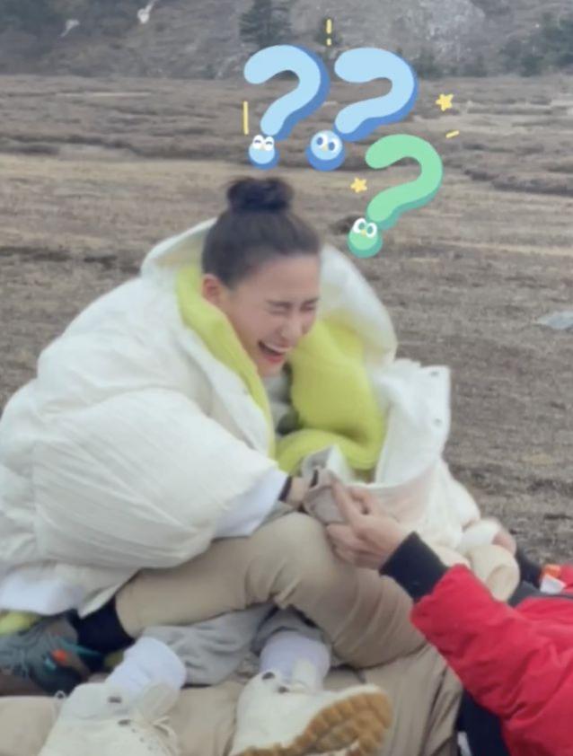 曝何超莲和窦骁,何超莲与窦骁雪山玩摔跤