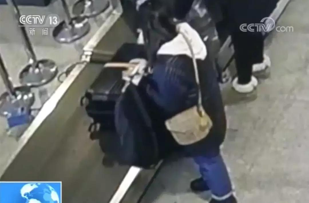 女子将两斤黄金藏体内,女子藏黄金1.2斤