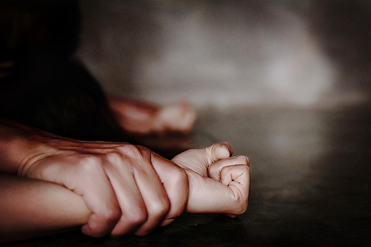 印度12岁女孩被同学侵害后续,印度女孩遭亲哥叔杀害