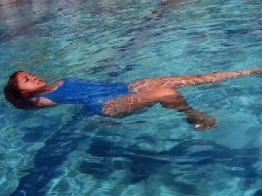 无手臂女孩开车,无臂女孩用脚玩王者荣耀