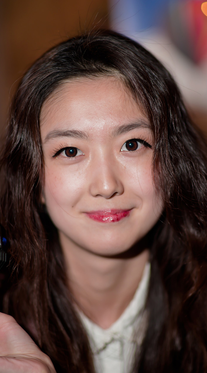 他讲铲车如何铲掉工人的大腿，车祸中的女人脸碎了一半来吓唬女生