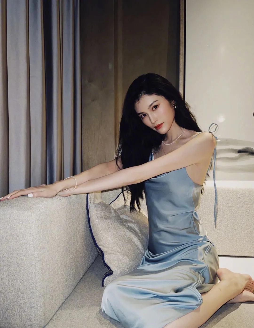 胸大和胸小穿衣服的差距,胸大和胸小穿t恤对比