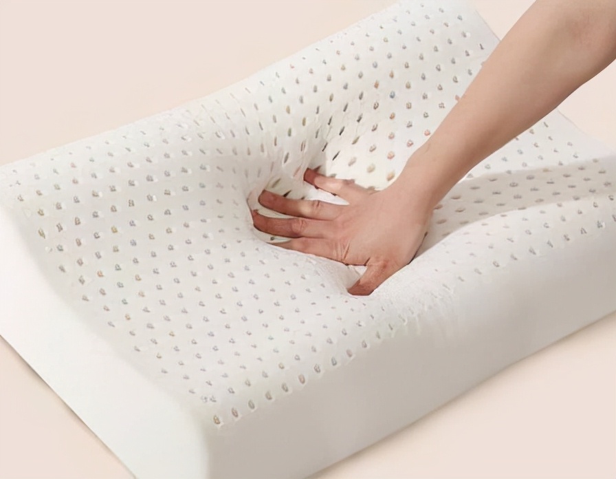 什么材质的枕头对人体最有益,换了一个枕头睡得很舒服