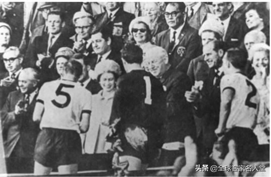 上世纪60年代，亚洲球王李惠堂荣膺亚足联秘书长、国际足联副主席